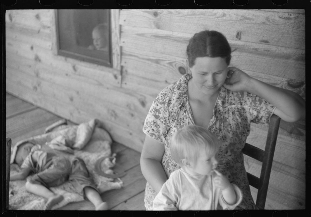 Tenant farm woman in northern Greene County, Georgia. Sourced from the Library of Congress.