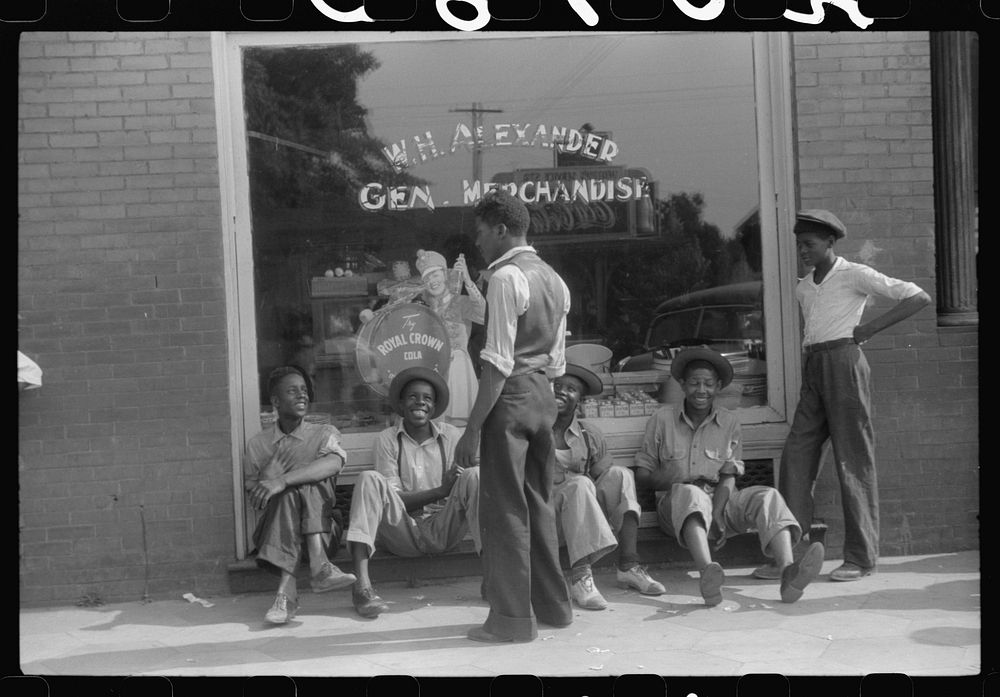 Saturday afternoon in White Plains, Greene County, Georgia. Sourced from the Library of Congress.
