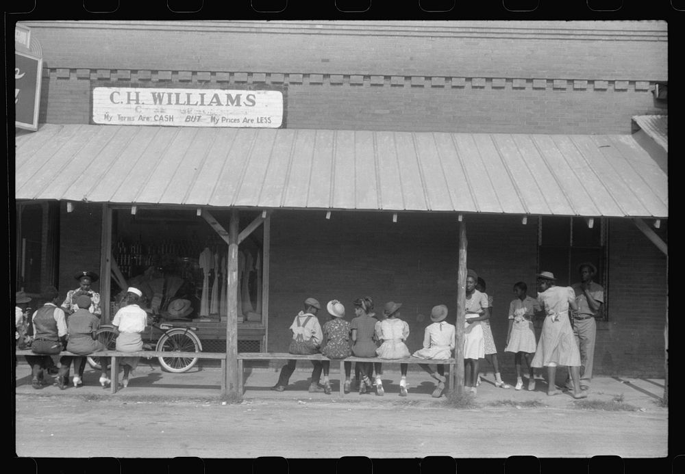 Saturday afternoon in White Plains, Greene County, Georgia. Sourced from the Library of Congress.