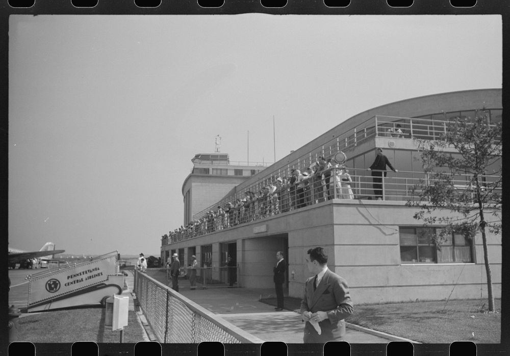 Washington, D.C. Visitors watching planes at municipal airport. Sourced from the Library of Congress.