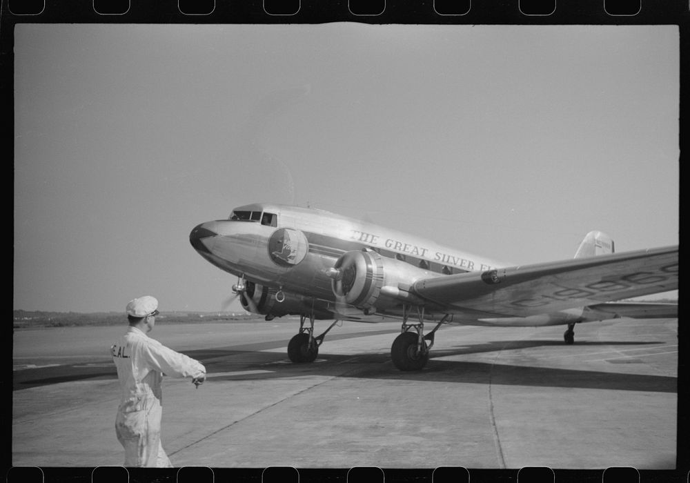 Washington, D.C. A plane coming into the municipal airport. Sourced from the Library of Congress.