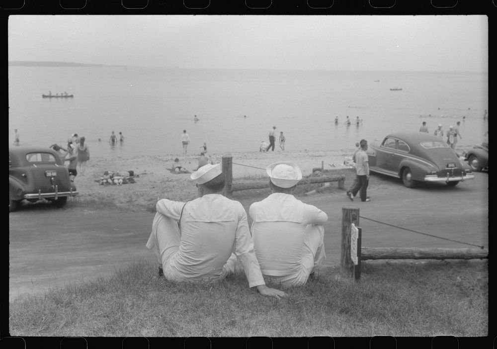 Soldiers watching the bathing crowds at Yorktown, Virginia. Sourced from the Library of Congress.