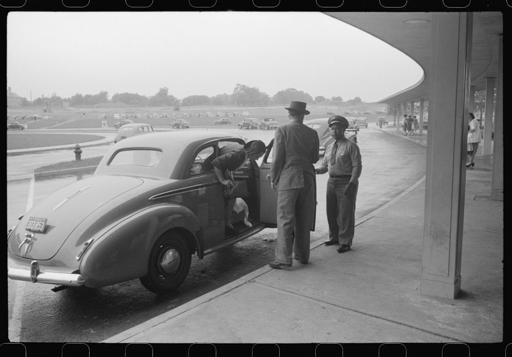 [Untitled photo, possibly related to: At the entrance to the municipal airport in Washington, D.C.]. Sourced from the…