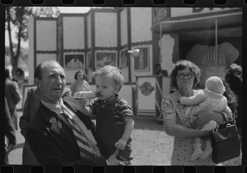[Untitled photo, possibly related to: Spectators at the fair in Rutland, Vermont]. Sourced from the Library of Congress.