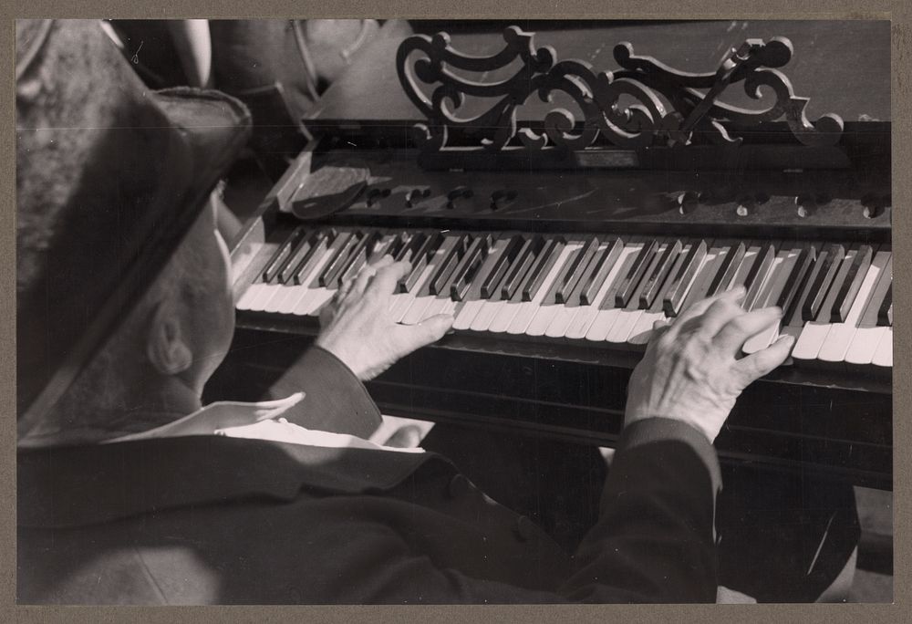 Playing an old organ for the period dances at the "World's Fair" in Tunbridge, Vermont. Sourced from the Library of Congress.
