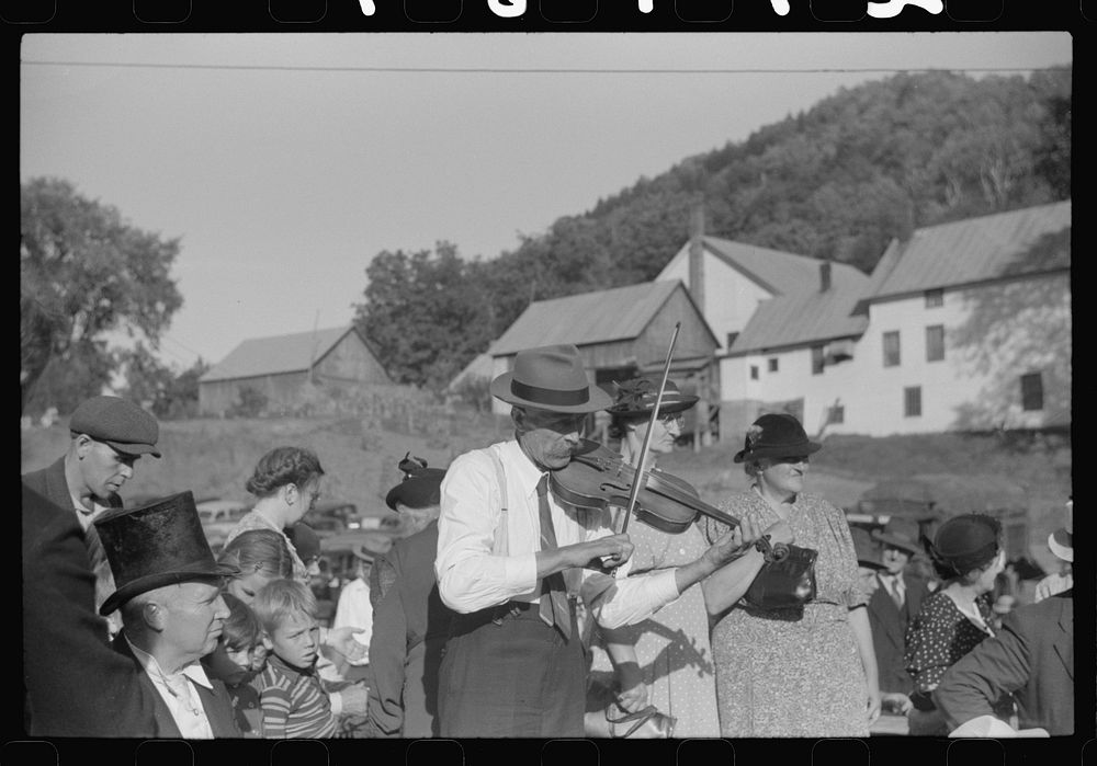 [Untitled photo, possibly related to: Mr. Ed Larkin, seventy-eight year old fiddler at the "World's Fair" in Tunbridge…