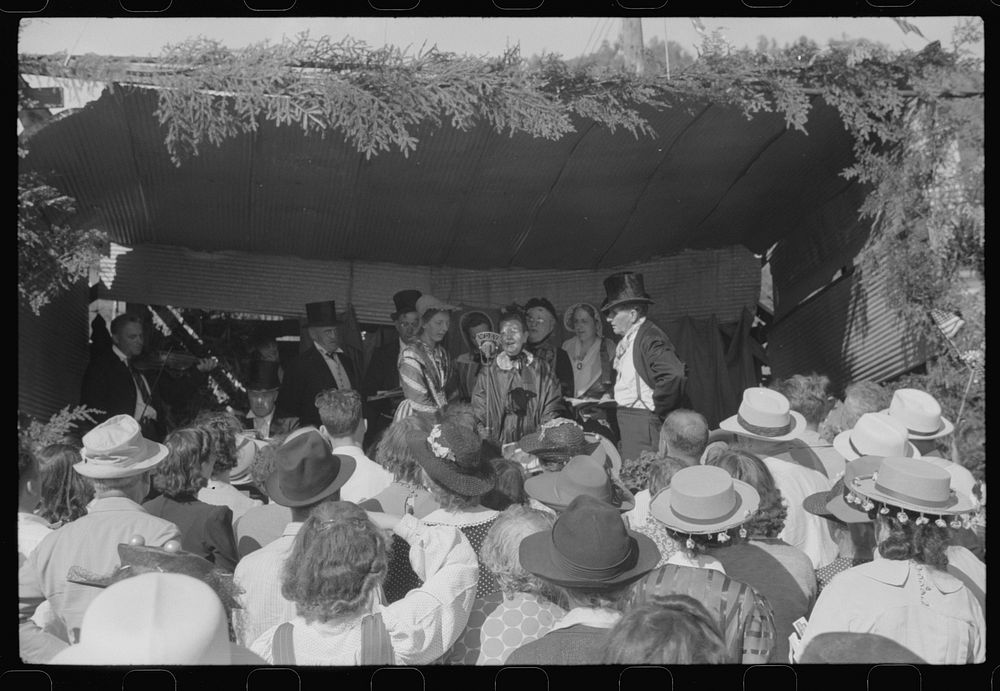Ballad singers at the "World's Fair" in Tunbridge, Vermont. Sourced from the Library of Congress.