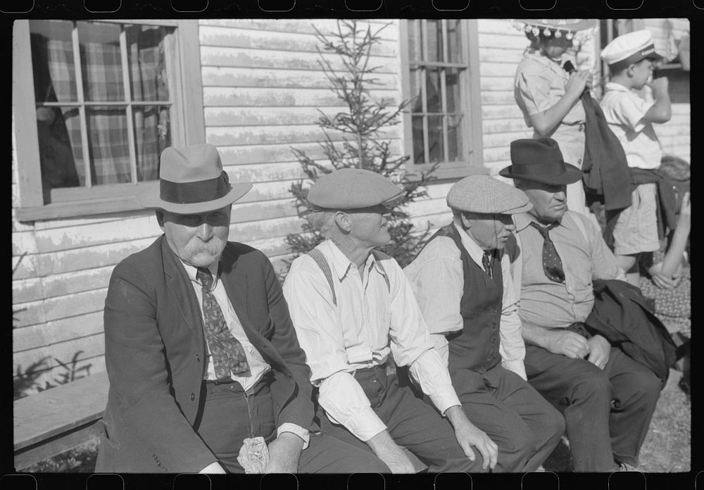 Spectators at the "World's Fair" in Tunbridge, Vermont. Sourced from the Library of Congress.