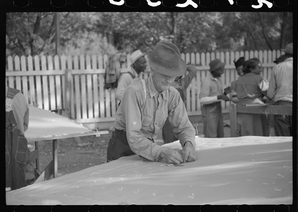 Making a quilt from surplus commodity cotton in Greensboro, Greene County, Georgia. Sourced from the Library of Congress.