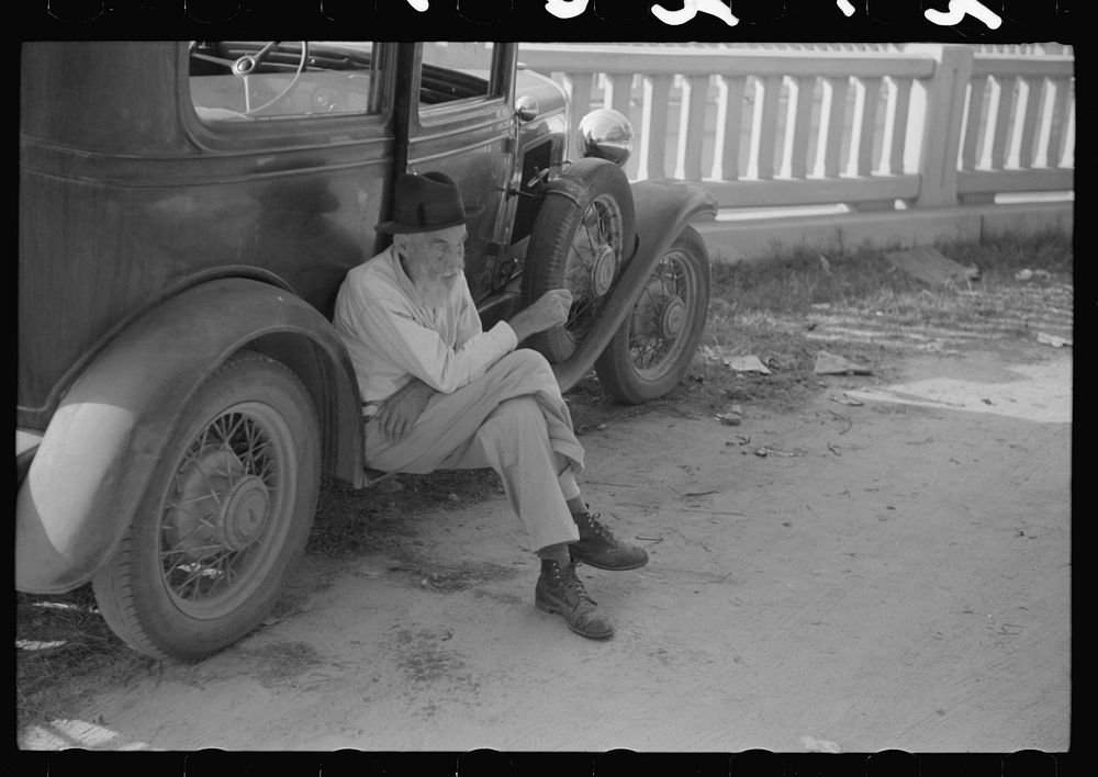 [Untitled photo, possibly related to: Old man in Greensboro, Greene County, Georgia]. Sourced from the Library of Congress.
