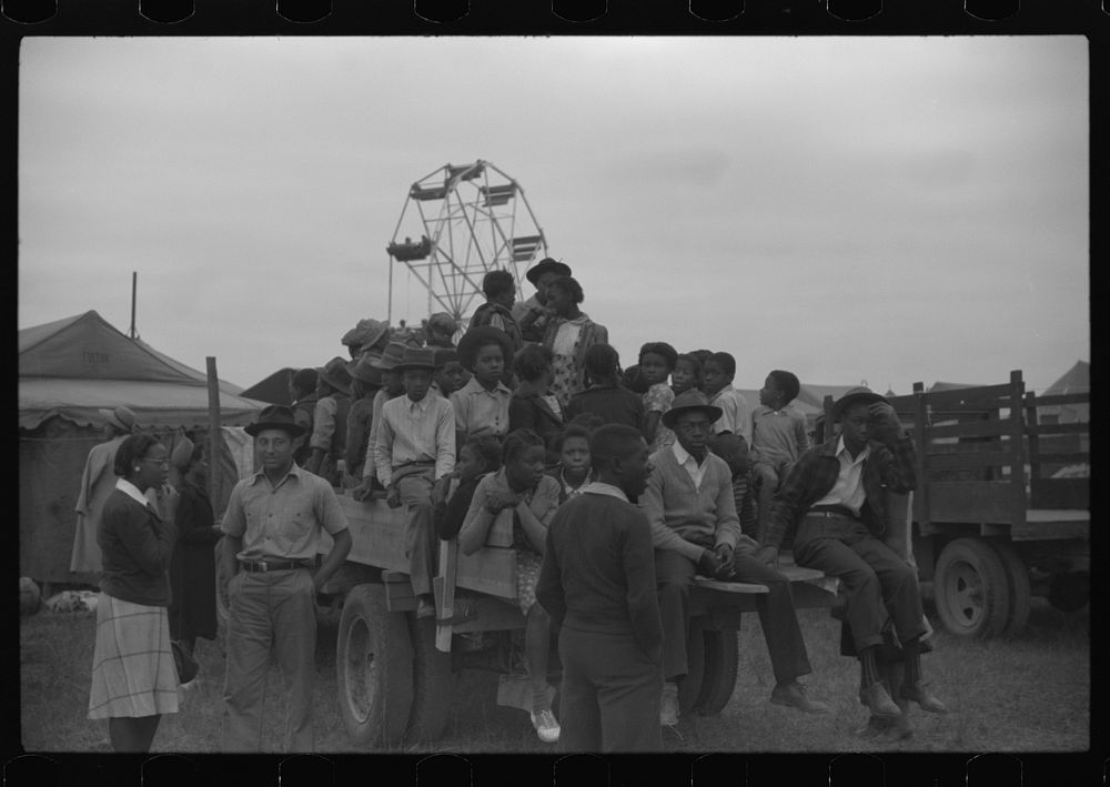 [Untitled photo, possibly related to:  schoolchildren came to the Greene County fair in trucks.  Greensboro, Georgia].…