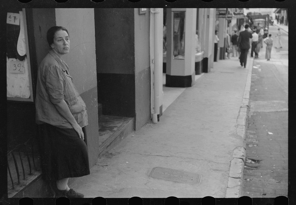 Woman who asks for alms in the streets of San Juan, Puerto Rico. Sourced from the Library of Congress.
