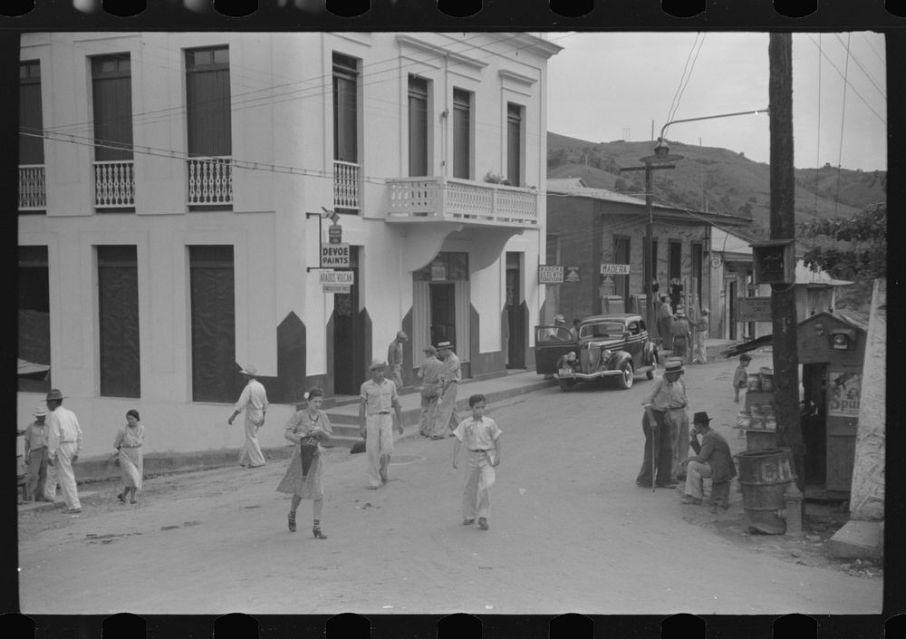 Street scene in the tobacco town of Barranquitas, Puerto Rico. Sourced from the Library of Congress.