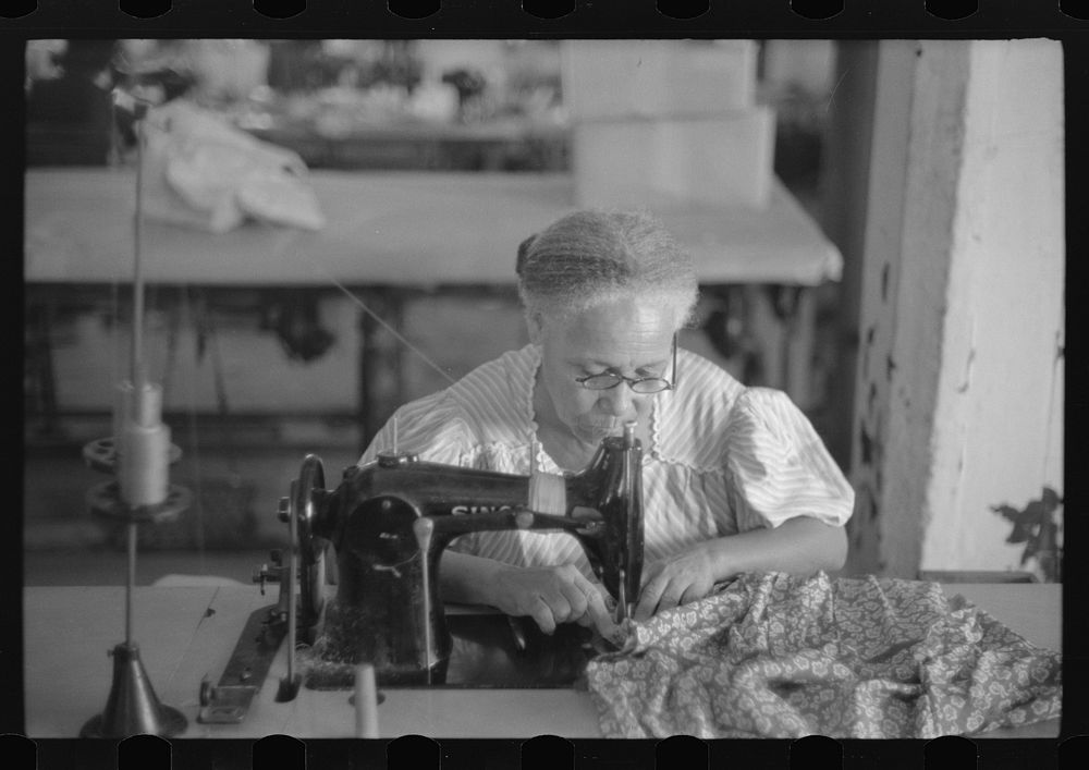 In the Everglades needlework factory, San Juan, Puerto Rico. Sourced from the Library of Congress.