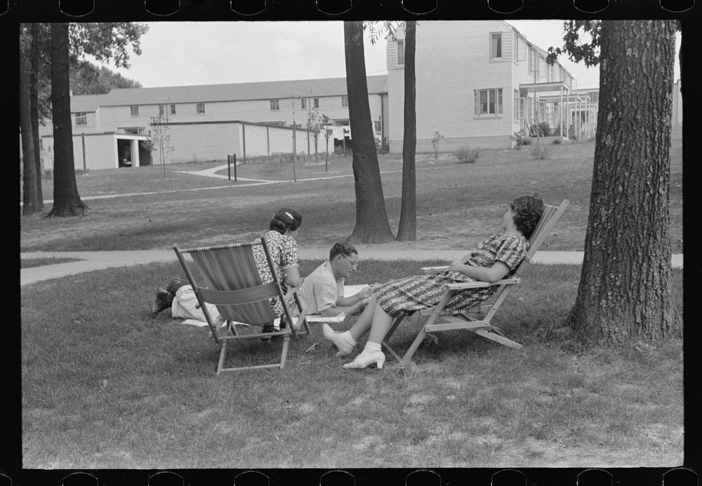 [Untitled photo, possibly related to: Greenbelt, Maryland]. Sourced from the Library of Congress.