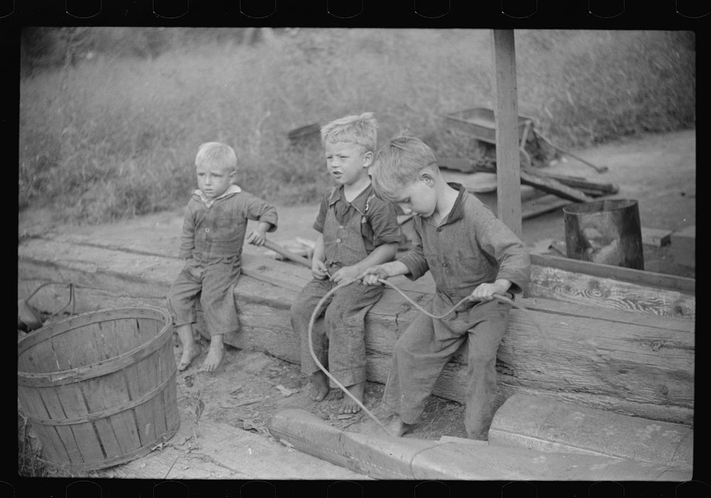Children of riverboat family, Charleston, West Virginia. Sourced from the Library of Congress.