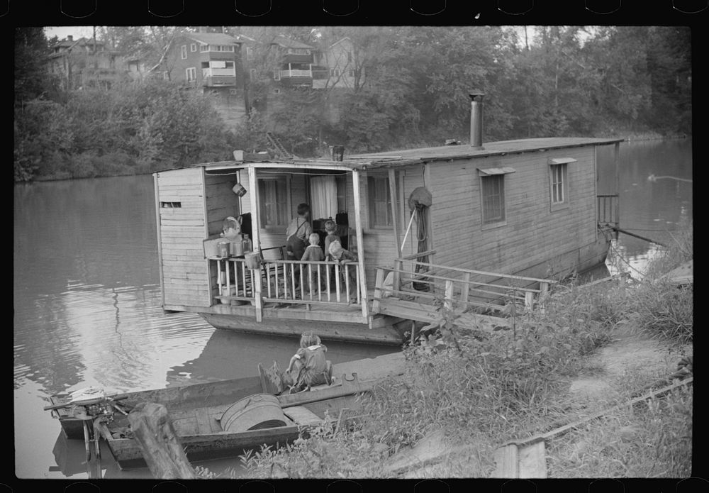 Many families live on riverboats in Charleston, West Virginia. Sourced from the Library of Congress.