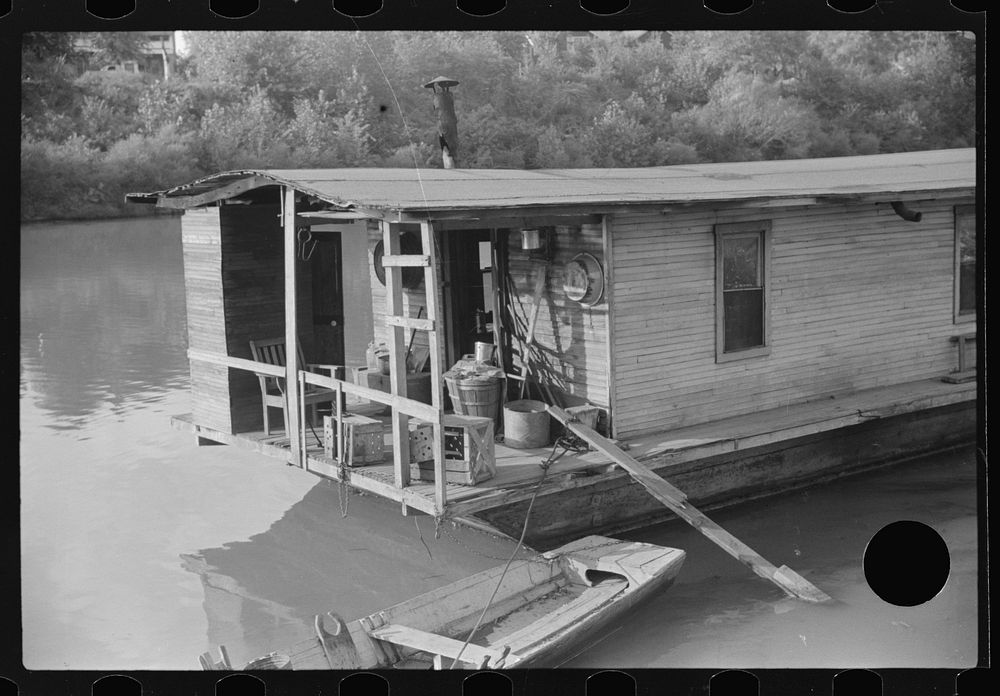 Riverboat home, Charleston, West Virginia. Sourced from the Library of Congress.