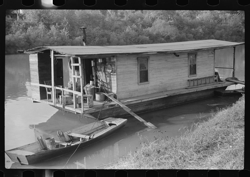 [Untitled photo, possibly related to: Riverboat home, Charleston, West Virginia]. Sourced from the Library of Congress.