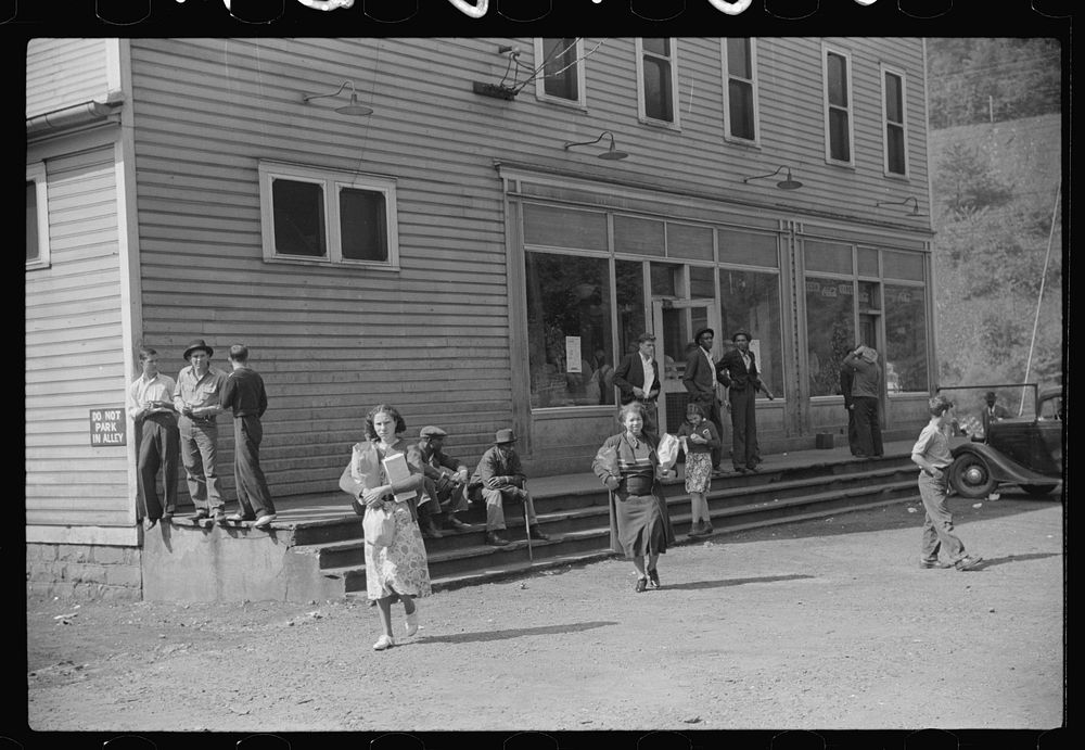 Company store, coal mining town, Caples, West Virginia. Sourced from the Library of Congress.