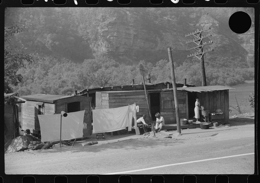 Along the main road between Charleston and Gauley Bridge, West Virginia. Sourced from the Library of Congress.