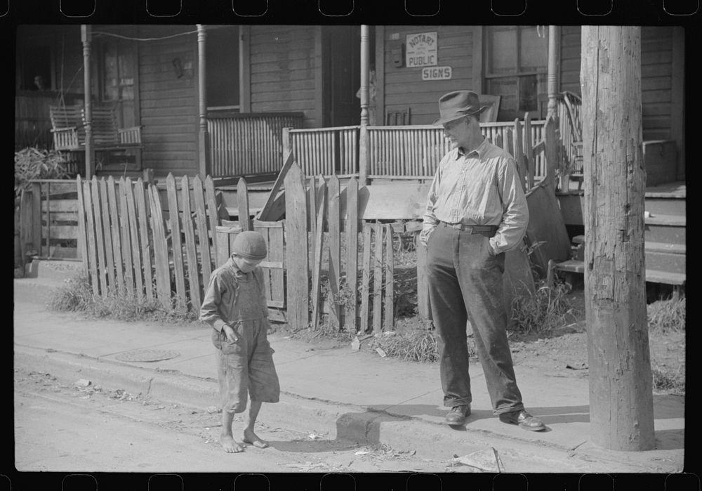 Street scene, Charleston, West Virginia. Sourced from the Library of Congress.