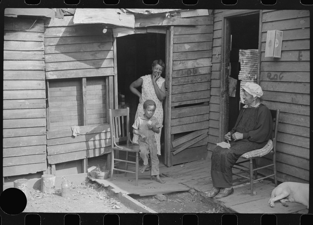 [Untitled photo, possibly related to:  homes, Charleston, West Virginia]. Sourced from the Library of Congress.