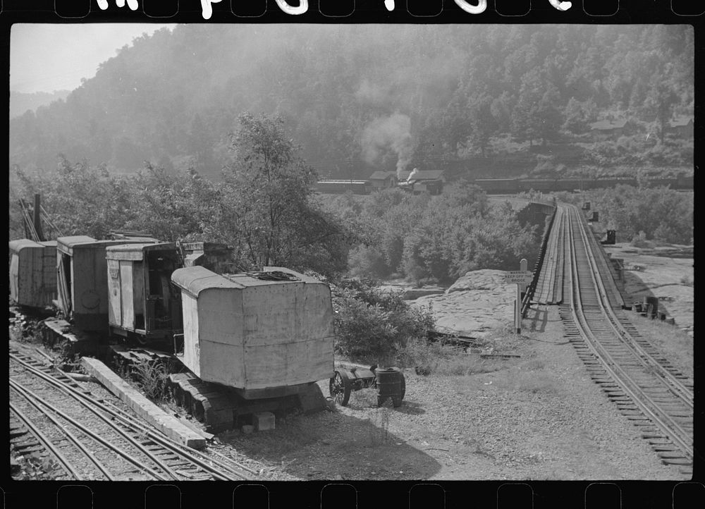 Along main road between Charleston and Gauley Bridge, West Virginia. Sourced from the Library of Congress.