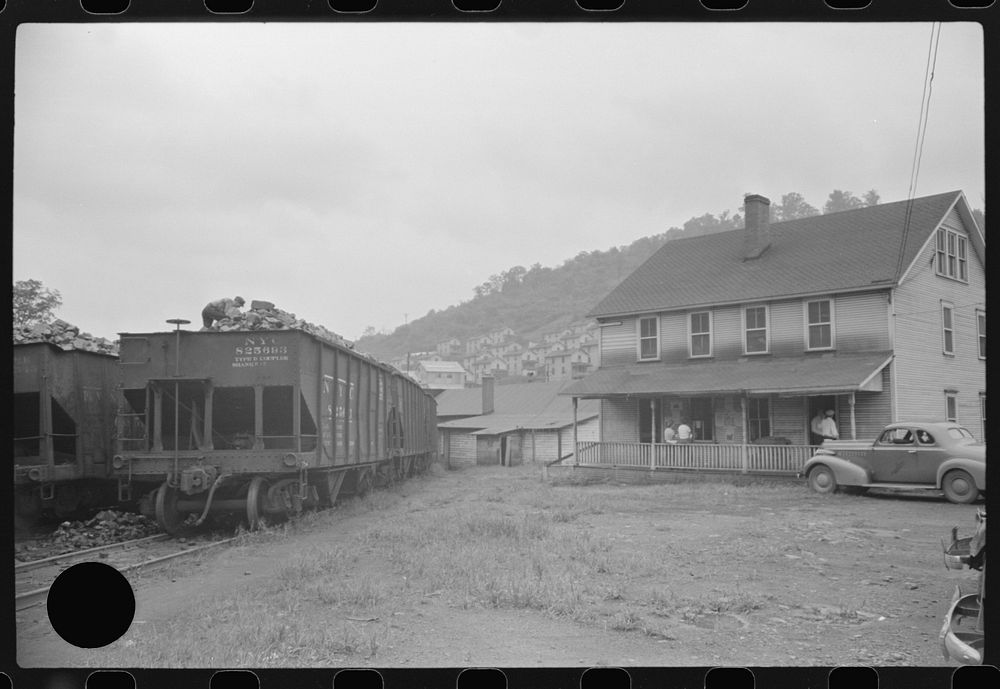 [Untitled photo, possibly related to: Pursglove, West Virginia]. Sourced from the Library of Congress.