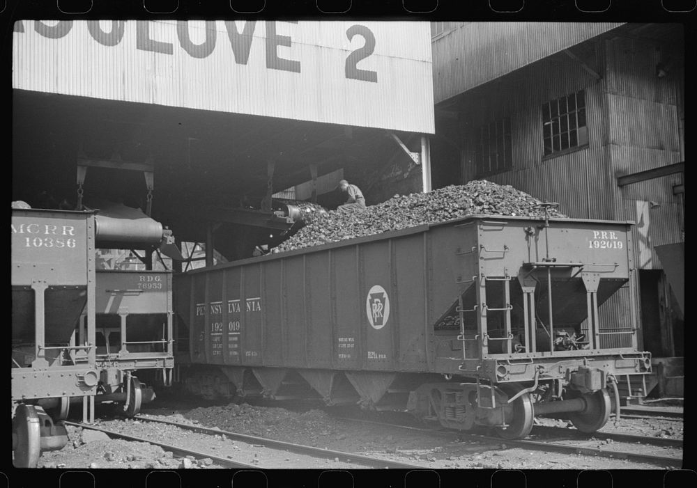 Coal being screened, Pursglove Cleaning Plant No. 2, West Virginia. Sourced from the Library of Congress.