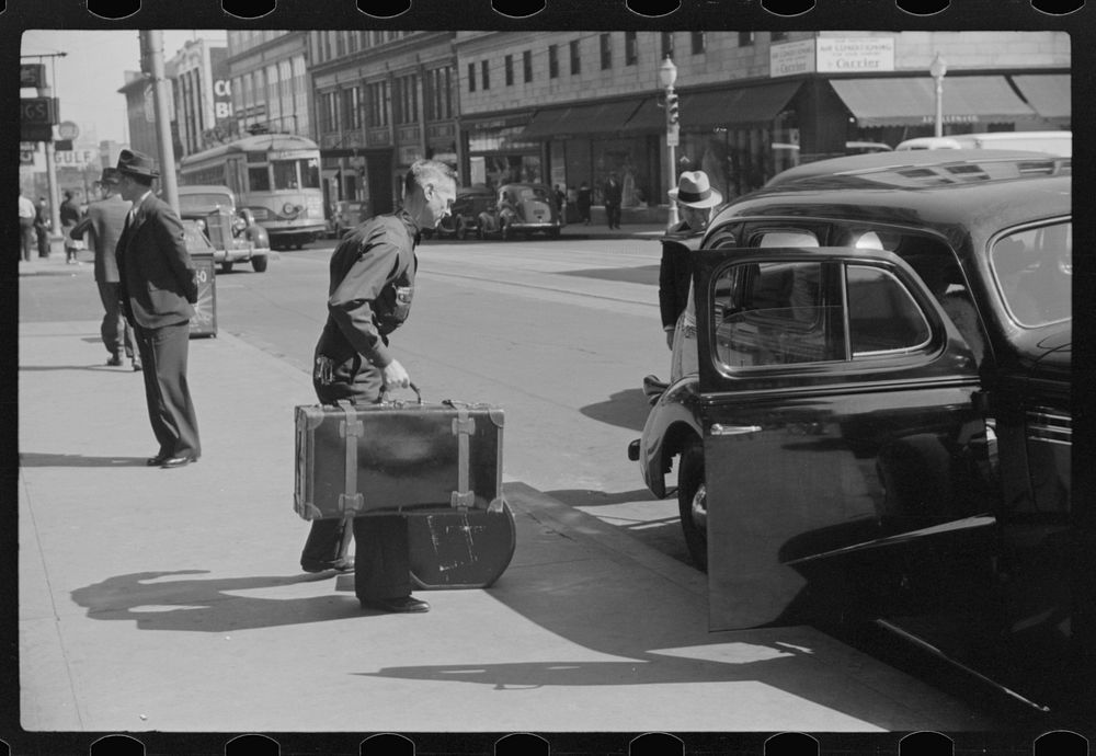 White porter (bellhop), Henry Grady Hotel, Atlanta, Georgia. Sourced from the Library of Congress.