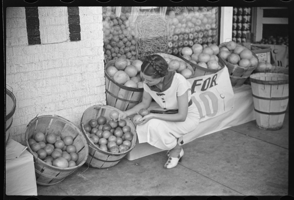 Shopping at grocery store, Lakeland, Florida. Sourced from the Library of Congress.