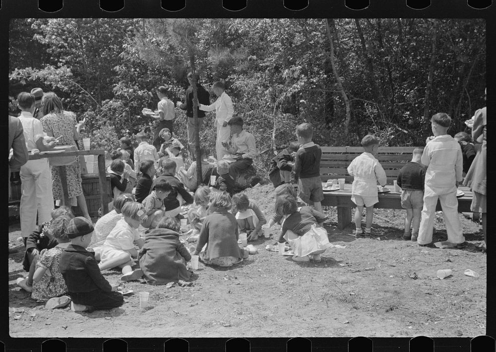 Picnic at Ashwood Plantation, South Carolina, May Day health day. Sourced from the Library of Congress.