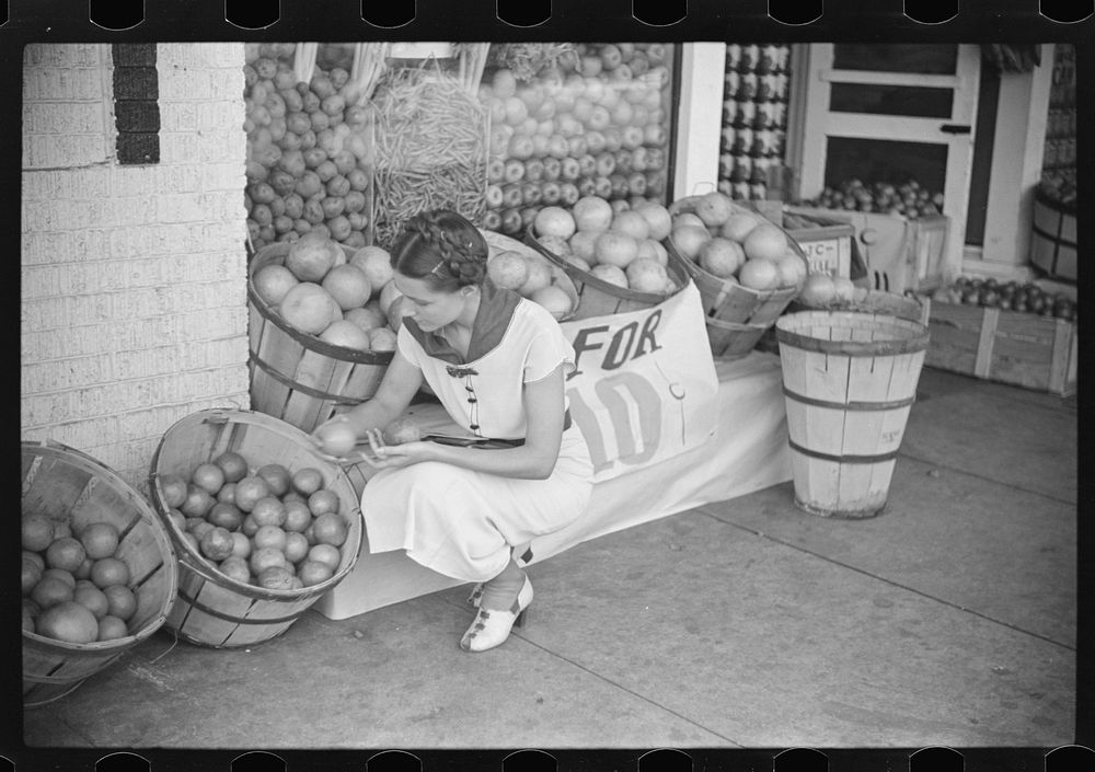 [Untitled photo, possibly related to: Shopping at grocery store, Lakeland, Florida]. Sourced from the Library of Congress.