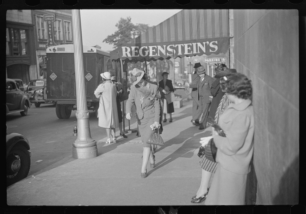 [Untitled photo, possibly related to: Salesgirl leaving work, Atlanta, Georgia]. Sourced from the Library of Congress.