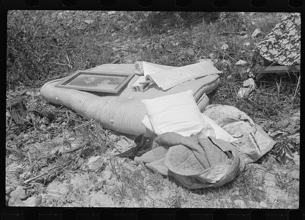 Part of household goods of day laborer whose house was burned. South Georgia, Atlanta. Sourced from the Library of Congress.
