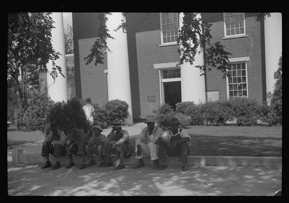 Courthouse, Saturday afternoon, Greensboro, Greene County, Georgia. Sourced from the Library of Congress.