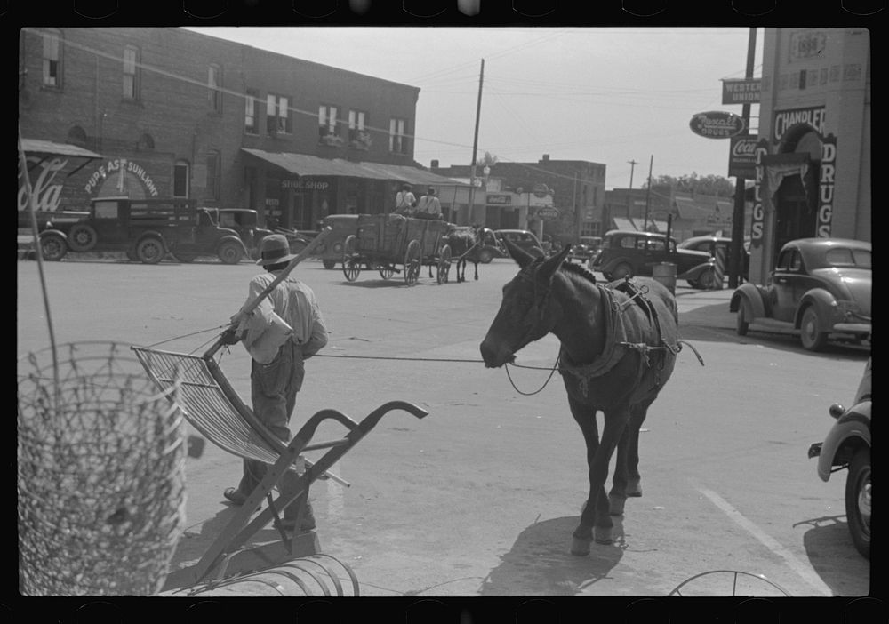 Center of town, Saturday afternoon, Greensboro, Georgia. Sourced from the Library of Congress.