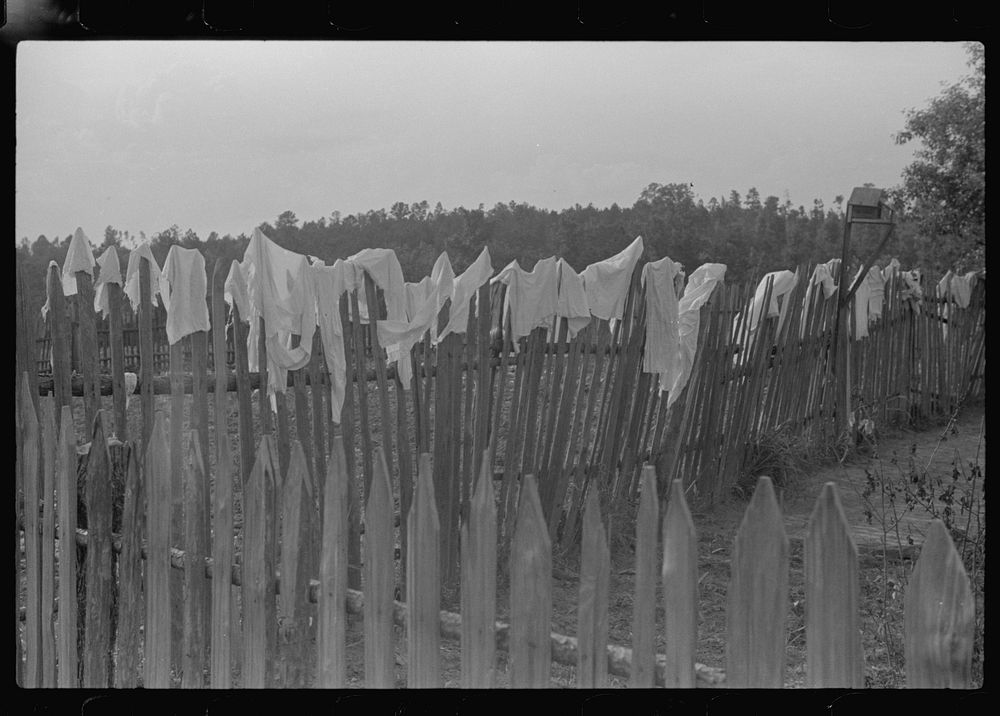 Hanging clothes on fence to dry, Greene County, Georgia. Sourced from the Library of Congress.