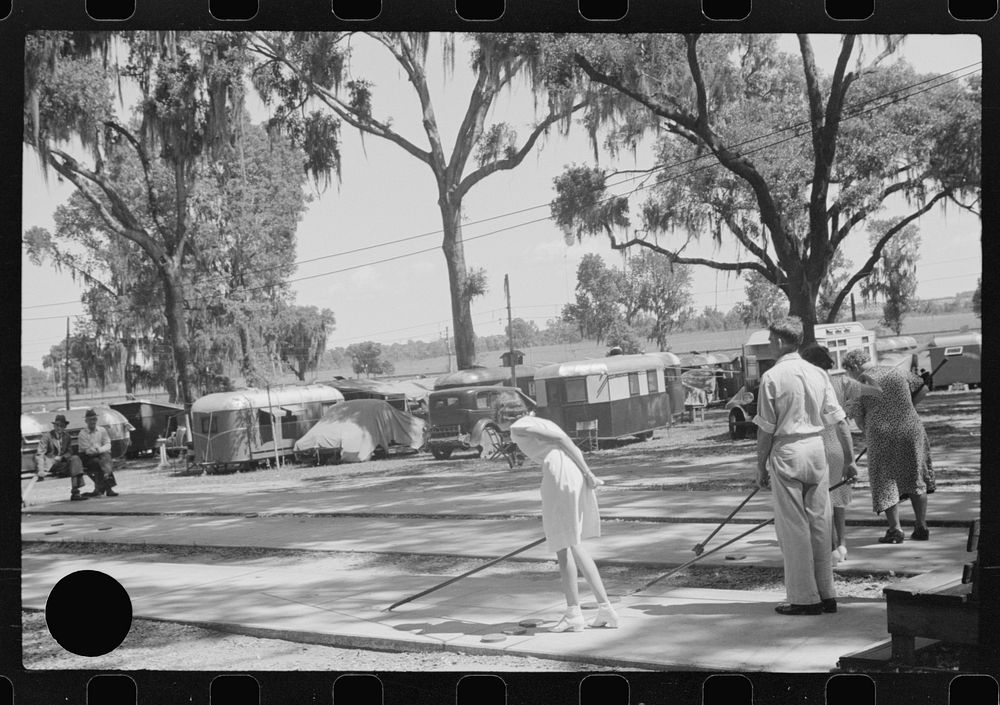 [Untitled photo, possibly related to: Dade City tourist camp, Florida]. Sourced from the Library of Congress.