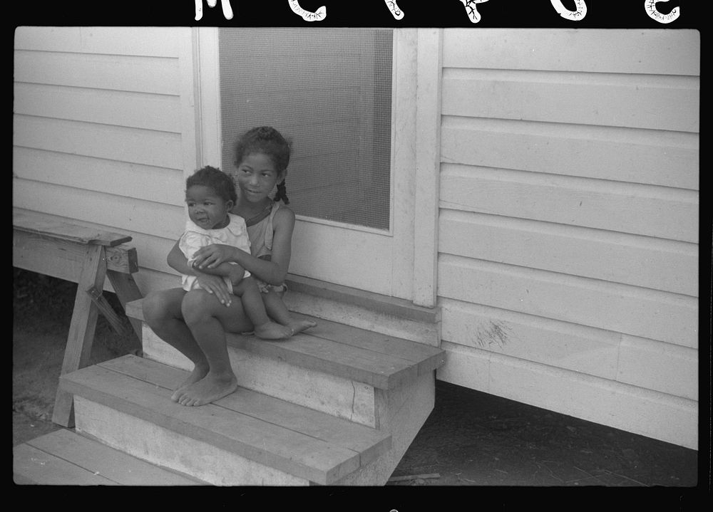 Children of the Oliver family, tenant purchase borrowers, Summerton, South Carolina. Sourced from the Library of Congress.