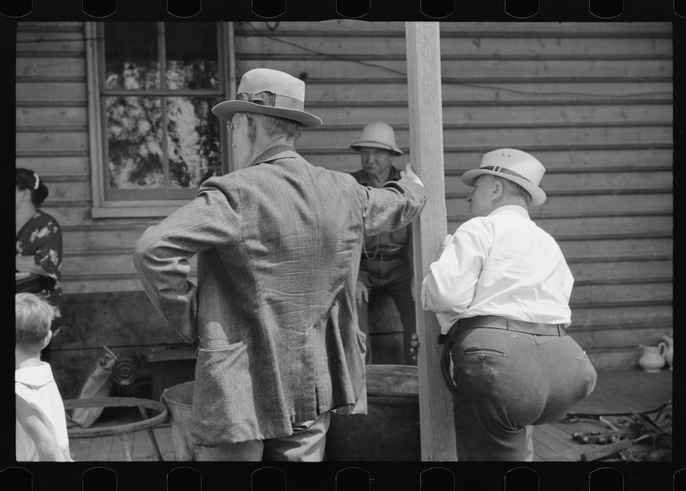 Spectators at auction sale of house and household goods, York County, Pennsylvania. Sourced from the Library of Congress.
