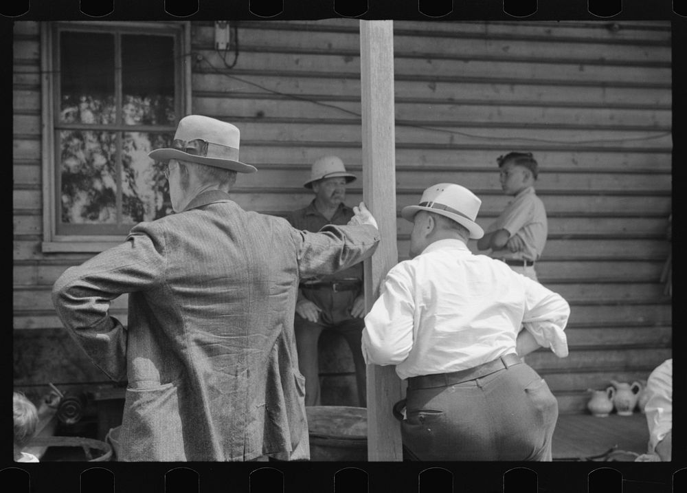 [Untitled photo, possibly related to: Spectators at auction sale of house and household goods, York County, Pennsylvania].…