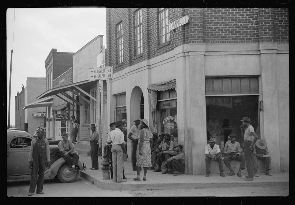 Saturday afternoon in Yanceyville, Caswell County, North Carolina. Sourced from the Library of Congress.