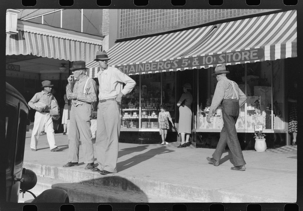 Saturday afternoon on main street, Lexington, Mississippi Delta, Mississippi. Sourced from the Library of Congress.