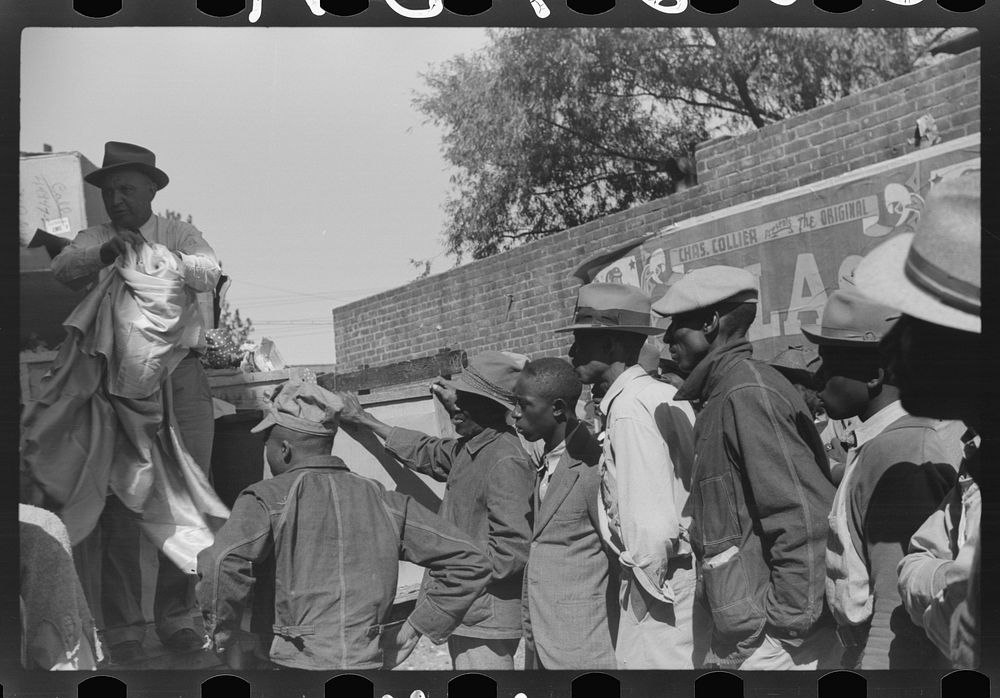 es shooting craps behind tenant house, disposing of their cotton money on Saturday afternoon, Marcella Plantation, Mileston…