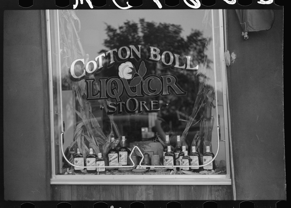 Store on Cotton Row, Front Street, Memphis, Tennessee. Sourced from the Library of Congress.
