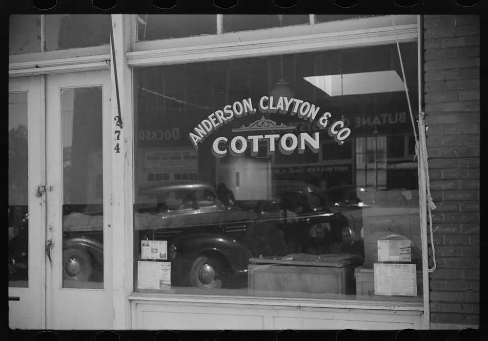 [Untitled photo, possibly related to:  farmers bringing samples of cotton to sell in brokers' offices. Clarksdale…