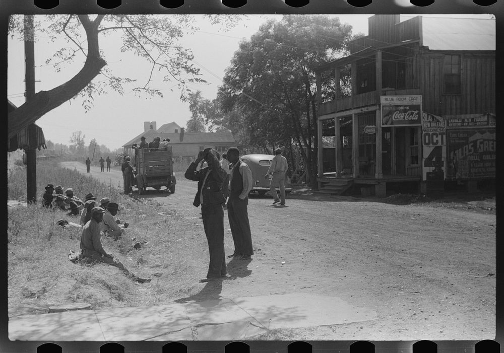  section of town, Saturday afternoon, Belzoni, Mississippi. Sourced from the Library of Congress.