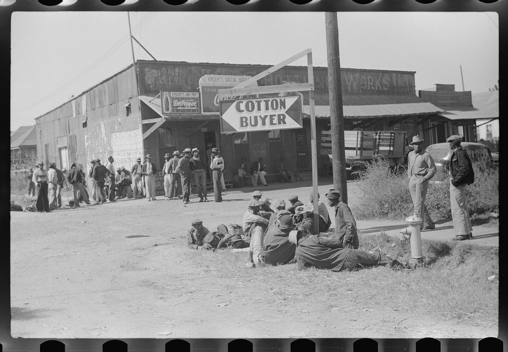  section of town, Saturday afternoon, Belzoni, Mississippi Delta, Mississippi. Sourced from the Library of Congress.
